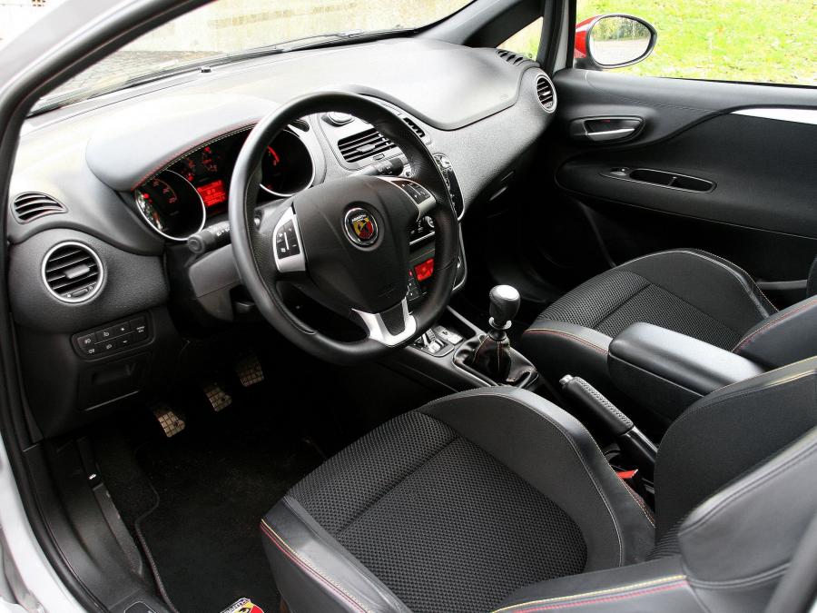 Интерьер Abarth Punto Evo esseesse (199) 2010 года  (фото 6 из 8)